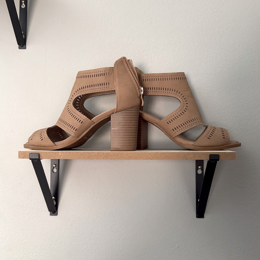 Tan heels size 5.5